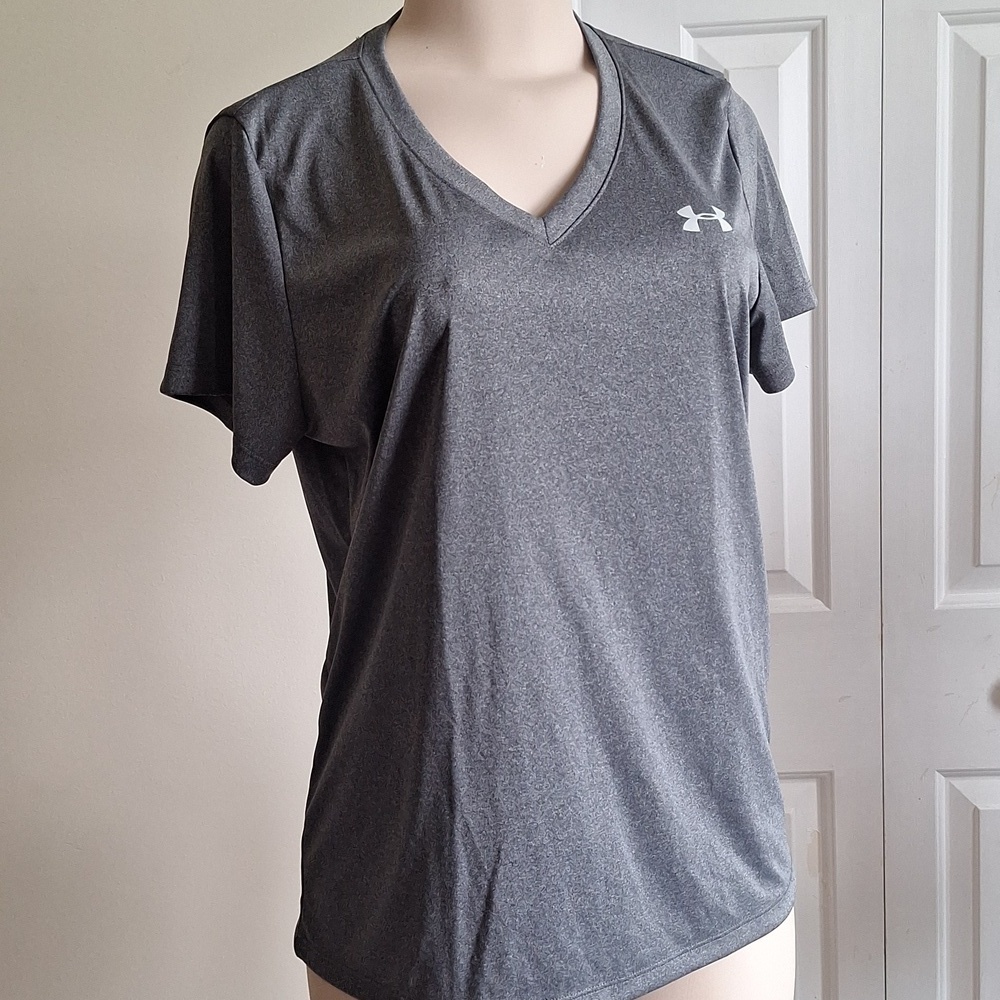 3/$20 Under Armour Women's Charcoal V-Neck Tee Size L
